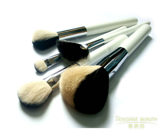 化妝刷的毛質有哪些種類？各有什么優缺點？