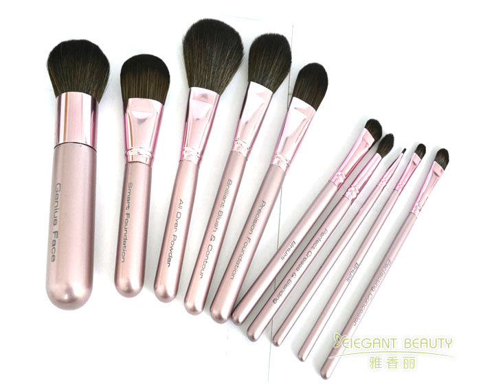 定制成套化妝刷時，有哪些個性化選項可供客戶選擇？