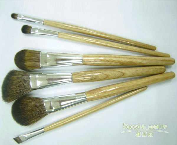 如何根據季節變化選擇合適的化妝刷材質？