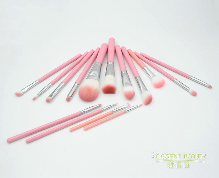 化妝刷的獨特魅力：為何它比手指更適合上妝？